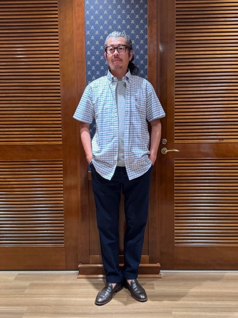 ノンアイロンオックスフォードショートスリーブシャツをコーディネートしました。

インナーにグレーのUSAコットンTシャツ、ボトムスはネイビーのシアサッカーパンツで合わせました。

シャツはネイビー/ライトブルー/ピンクの3カラーチェックがポイント。
オンオフ兼用で着用可能です。

 スタッフ身長：175cm シャツ着用サイズ：M Tシャツ着用サイズ：S パンツ着用サイズ：31インチ

掲載商品以外は私物です。