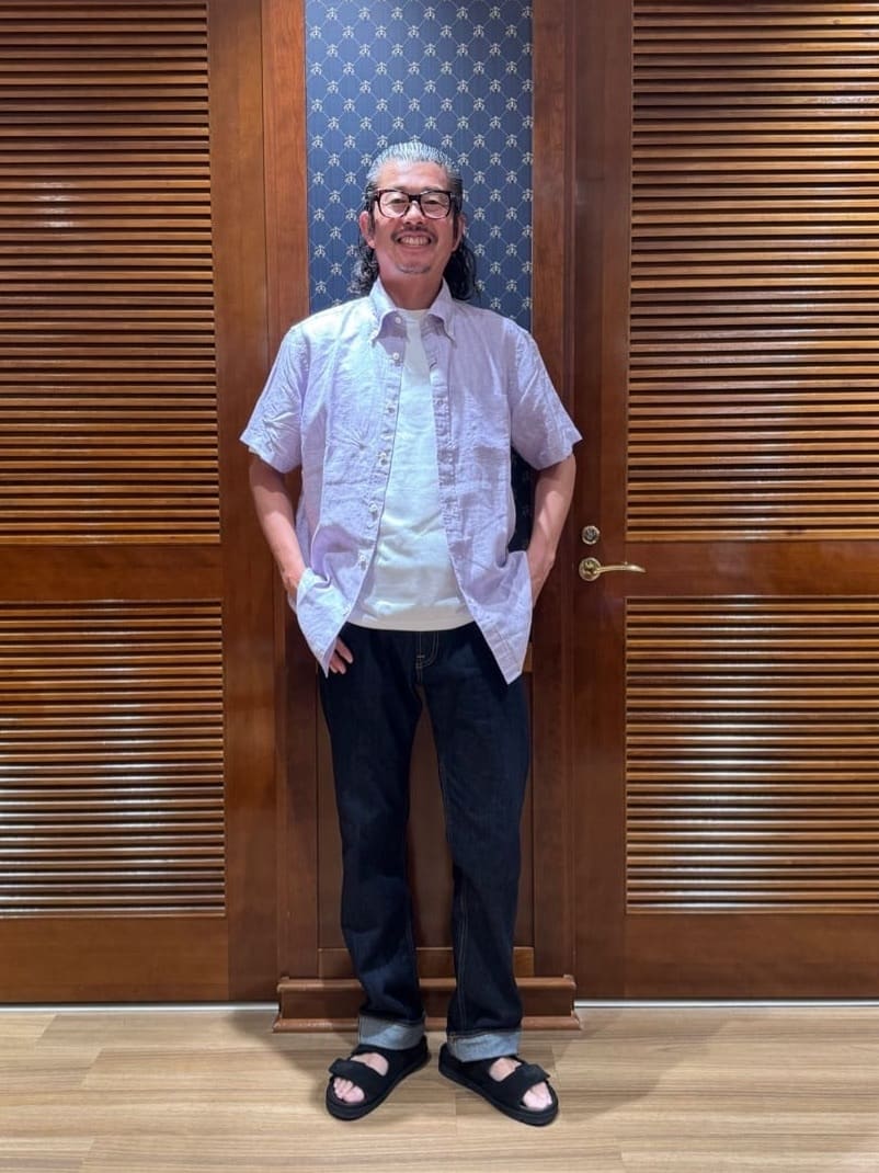 パープルのアイリッシュリネンシャツのご紹介です。

フロントボタンを閉めずに羽織りものとしてコーディネートしました。

インナーにUSAコットンTシャツ、ボトムスはセルビッチデニムで合わせました。


リネンシャツはBAIRD McNUTT社のアイリッシュリネン素材の生地を使用。 
褐色が良く、肌触りは最高です！！

スタッフ身長：175cm シャツ着用サイズ：M Tシャツ着用サイズ：S パンツ着用サイズ：32インチ

掲載商品以外は私物です。