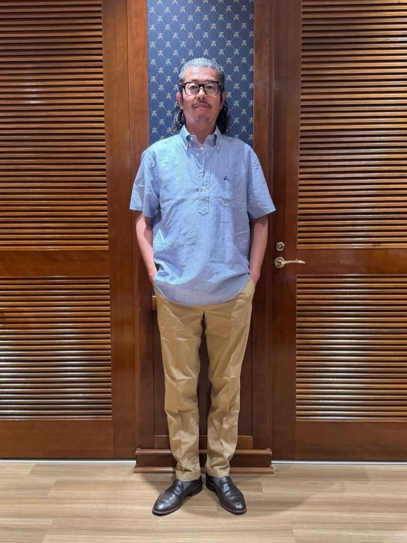 ブルーのコットン/リネンプルオーバーシャツをコーディネートしました。

ボトムスはカーキのコットン/ポリエステルチノをチョイス、ビジカジスタイルに。

プルオーバーシャツは世界トップブランドで英国王室ご用達のシャツ生地メーカー「Thomas
Mason」の生地を使用。
リネンブレンドされた生地が清涼感があり、軽やかな着心地に。

チノパンツはサラッとした肌触りで高温多湿な気候にもノンストレスでお履きいただけます。

スタッフ身長：175cm シャツ着用サイズ：M  パンツ着用サイズ：31インチ

掲載商品以外は私物です。