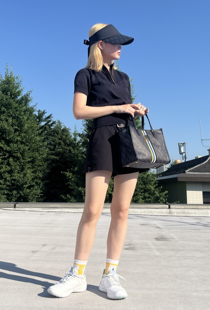 ブラックコーデは、差し色使いや適度な肌見せで重くならないスタイリングに