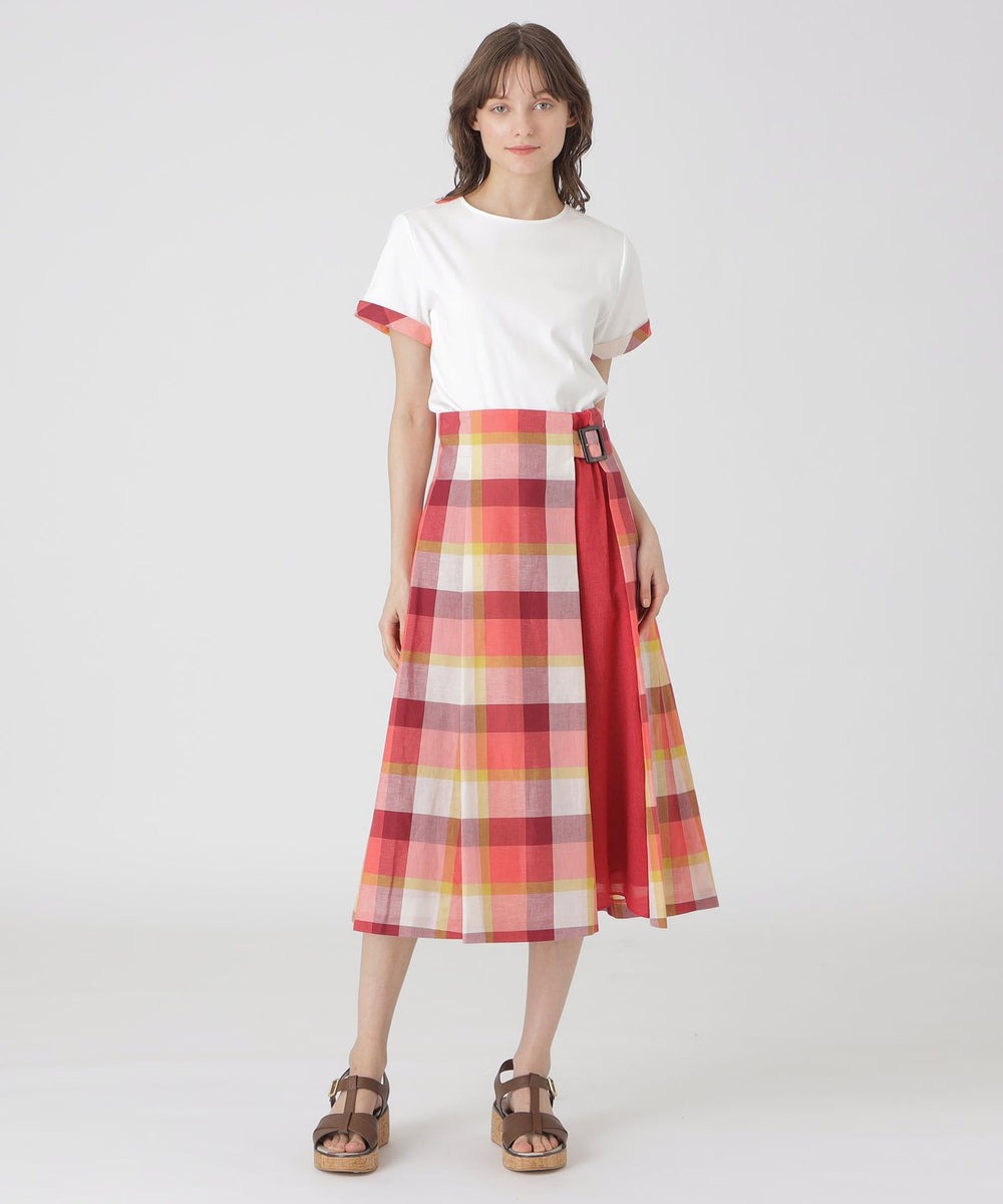 【トップス】バックデザインが印象的なデザインTシャツです。袖をロールアップするとクレストブリッジチェックが覗きます。
【スカート】ハイウエストのデザインと縦の切り替えで、縦長効果の美しいシルエットが特徴です。ウエストの後ろ中心に加え、前身頃の無地部分にもゴムを使用しています。