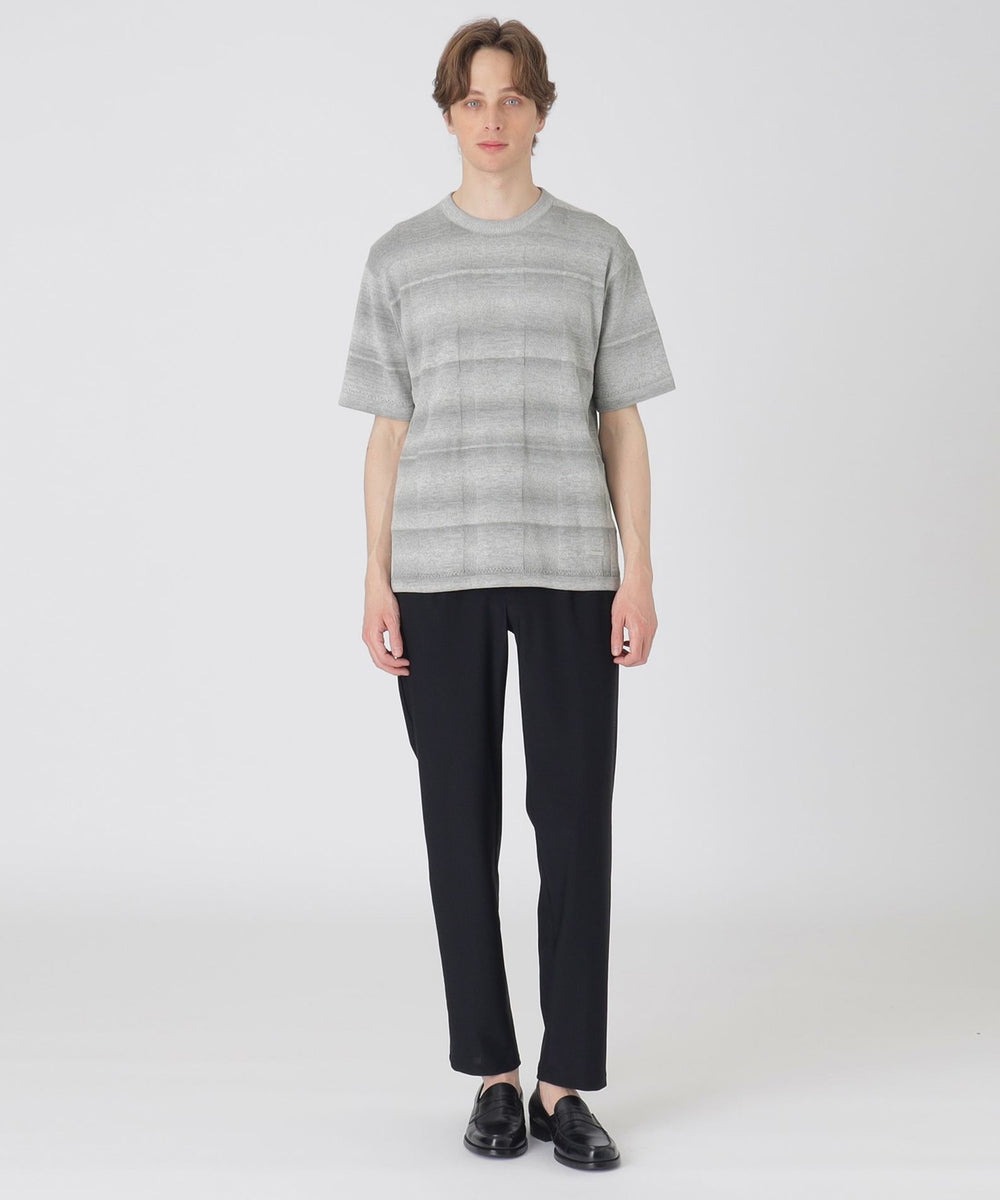 ニットTシャツは上品な春夏の着こなしにこそ取り入れたいアイテム。セーターやカーディガンなどに使われるニット素材で編み上げられた「ニットTシャツ」は一般的なTシャツとは一味違う上品さを備えており、スラックスやジャケットなどのドレスアイテムとも好相性。