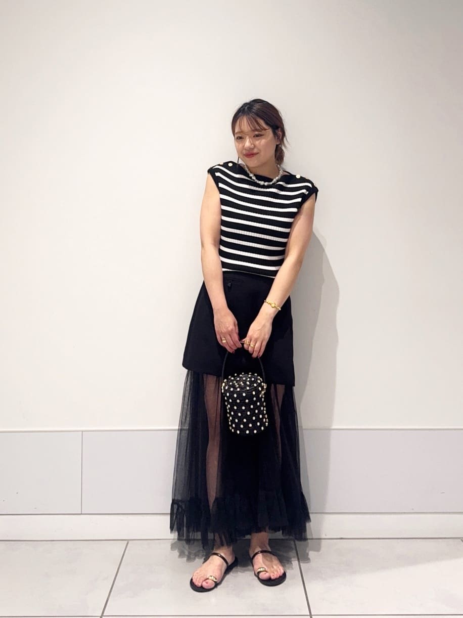 ・プレーティングリブプルオーバー

着用サイズ / 2(FREE)

着回しプルオーバー。

ボディラインを拾わずスッキリと見せてくれる
リブと程良い肉感のある生地です◎
ピタっとせずコンパクトにまとまってくれて
ボトムのシルエットを選ばずに
優秀な着回しアイテムです。

肩のLOUの刻印ボタンもポイント。
マリンテイストで
シンプルな合わせでもスタイリングを完成させてくれます。

肩周りも隠れてくれるフレンチ気味の丈で
安心感がありますので
ノースリーブに抵抗のある方にも
挑戦していただきたいです。

裾周りのワイドリブで、
アウトしたままでもウエストがスッキリ見えるのも嬉しいです◎


※ご自宅でお洗濯可能

・チュールレイヤードミニスカート

着用サイズ / 2

チュールとミニ丈スカートのセットアイテム。

単品使いも可能となっております◎

ミニ丈に抵抗のある方にも
挑戦していただきやすいアイテムです!

スカートはスッキリとしたラップ風の
台形シルエットになっており、
ウエストからヒップにかけて
とてもスッキリ見えするかたちでした!
ハリと肉感のあるスカート生地でしたので
ラインを取らず綺麗にフィットしてくれました◎

フロントポケットもワンポイント。
間伸びせずこちらもスッキリと見せてくれます。

チュールスカートはゴム仕様になっており
単体でデニムと合わせたり
スタイリングの幅を広げてくれます。
ゴム仕様で留まりが良いので
小柄な方はやや高め位置で着用していただいたり、
ロング丈がお好きな方はやや落とし気味に
着用いただいたり
ご身長によってバランスを調整して
着ていただくのがおすすめです。
※着用写真はやや落とし気味で長さを出しております。

チュールは2枚重ねになっており
脚のシルエットが見えすぎない透け感でした。
ミニ丈ですが安心感がありました◎

セットアップのジャケットや綺麗めブラウスで
パーティシーンから
Tシャツや単品使いでデイリーに、
コーディネートが楽しくなるアイテムです！

※ご自宅でお洗濯可能

スタッフ身長　159㎝