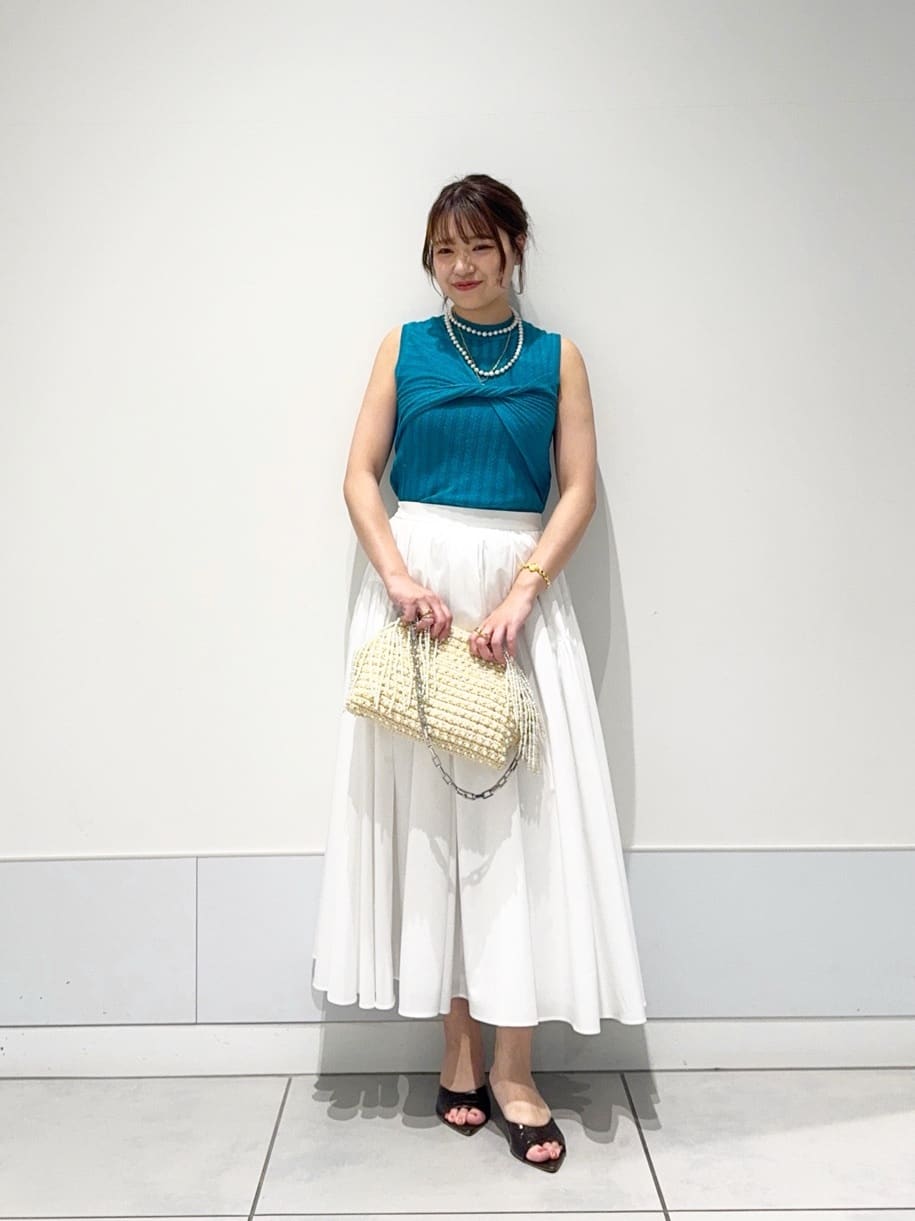 ・シシュウツイストリブPO

着用サイズ / 2(FREE)

生地感とフロントのツイストのワンポイントプルオーバー。

刺繍を施した立体感のある特別な編み地です。
レーヨンの柔らかで繊細なタッチのボディで
涼やかな印象の生地感です。
リブが縦ボーダーのようにも見えて
1枚で着回し万能ながら映える1着。

透け感がございますが
グリーンカラーでも同色のインナーを揃えずとも
ブラックインナーで自然な見え方でした。

コンパクトフィットなサイズ感ですが
ツイストのワンポイントが
バスト周りを拾わずにスッキリと見えるように感じました。

柔らかな伸縮なので身体に沿ってフィットしてくれるかと思います。

1枚着としてはもちろん、
微妙な時期からインナーとしても活躍するワンポイントプルオーバーです。


※ご自宅でのお洗濯可能



・キリカエタックタフタスカート

着用サイズ / 2

タフタ生地の着回しスカート。

サイドからヒップにかけての
ギャザーデザインが
華やかな動きのあるシルエットを作ってくれて
気になるヒップや腰回りのカバーにも◎

たっぷりとしたギャザーデザインですが
腰回りにボリュームが
足されるようなシルエットではなく、
フロントは斜めに施しておりますので
嫌な膨らみ感などはなくスッキリと着ることが出来ます。


程よく落ちのある生地でもあるので
たっぷりとした分量ですが
日常的に着ていただきやすい印象です。

またポリエステル100%で扱いやすいのも
嬉しいポイント。

シーズンを通して楽しめるスカートです!

※ご自宅でお洗濯可能

スタッフ身長　159㎝