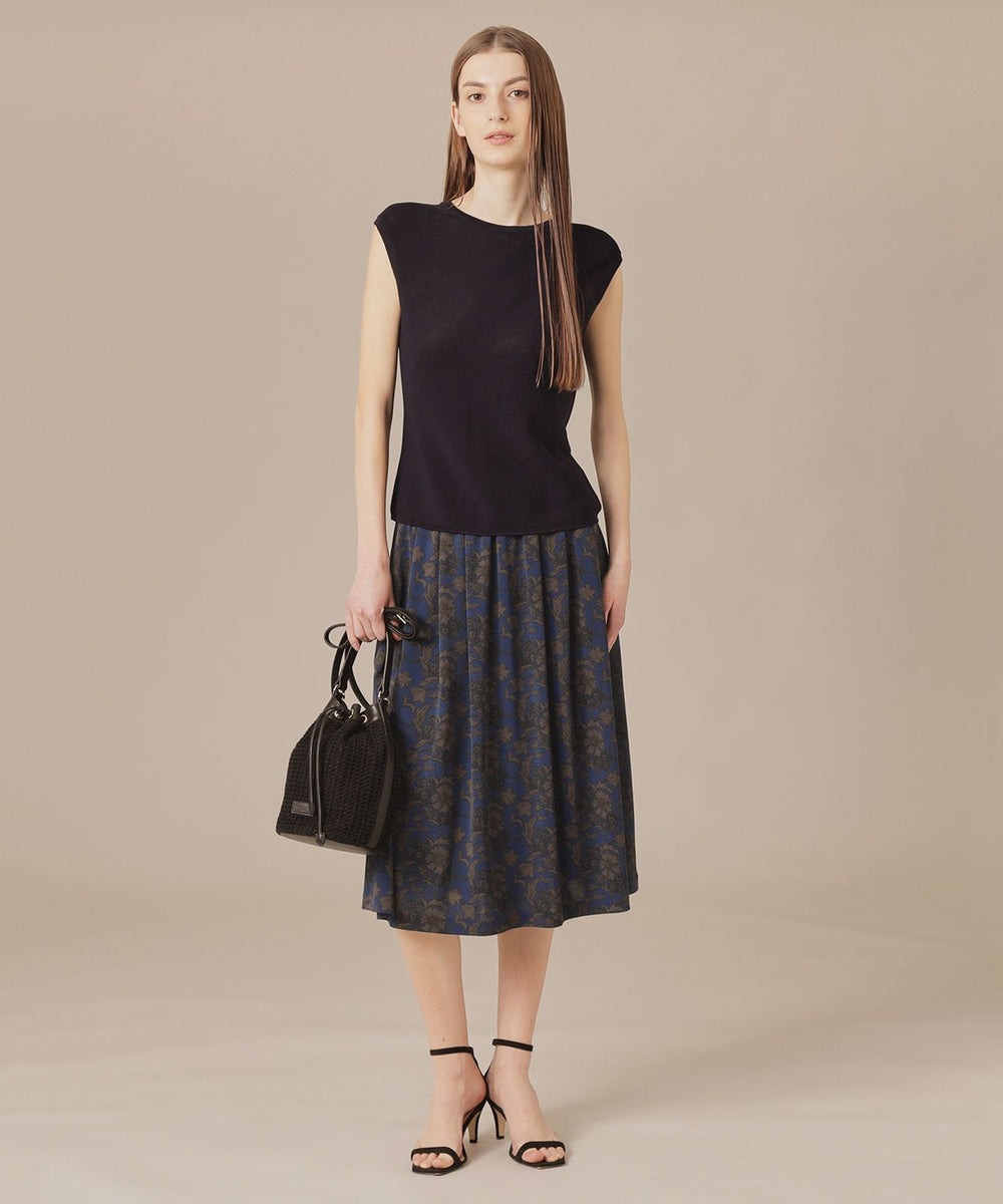 【トップス】レーヨンとストレッチポリエステルを複合したコンフォートヤーンを使用し、ソフトでしなやかな肌触りでドレープ感もある着心地の良い素材です。【スカート】イギリス、バイブリー村の花々が咲き誇る美しいイングリッシュガーデンをイメージし、規則性のあるシンメトリックで大胆な柄を緻密に描写したブランドオリジナルのフラワープリントです。