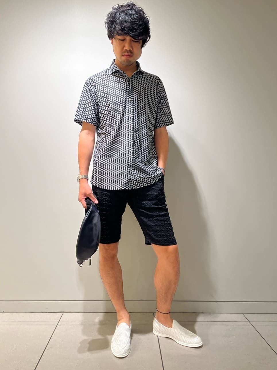 今回は幾何学な蜂の巣柄のシャツにブラックのショートパンツを合わせた大人のカジュアルリゾートのご案内。メッシュ素材ならではのストレッチ性と通気性の良さが特徴です。ショートパンツの穿き心地はナチュラルなストレッチとドライなタッチで汗ばんでも肌にまとわり付かず快適にお召しいただけます。【モデル身長：180cm】