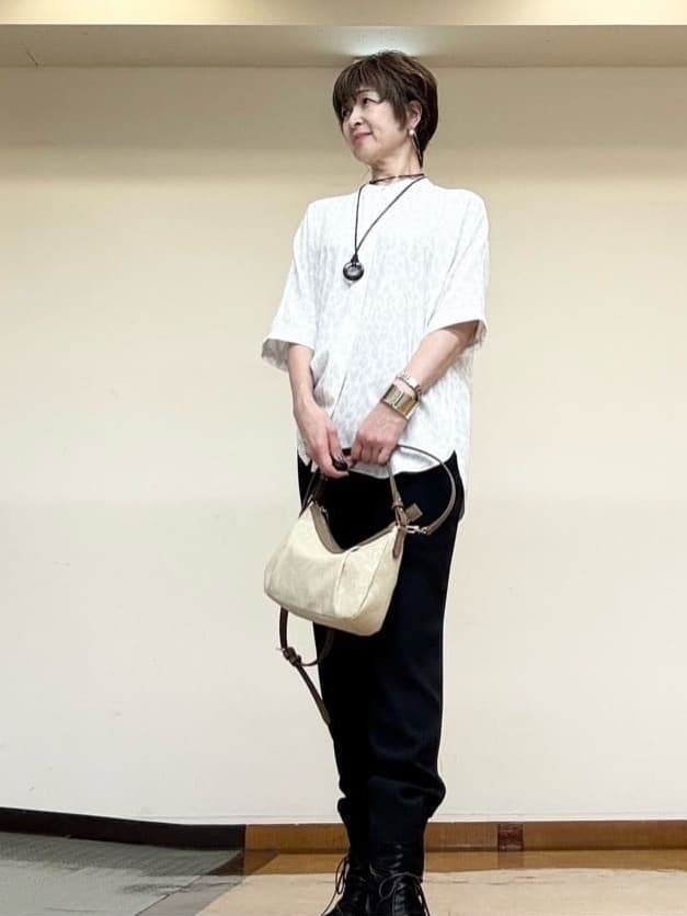 嬉しい事にブラウスの袖は肘下まであります 着丈も長めで、トロミもありスッキリ見せてくれて最強です また、パンツもブラウスもすごーく涼しいです 今年の夏は手放せないセットアップです【モデル身長：157cm】