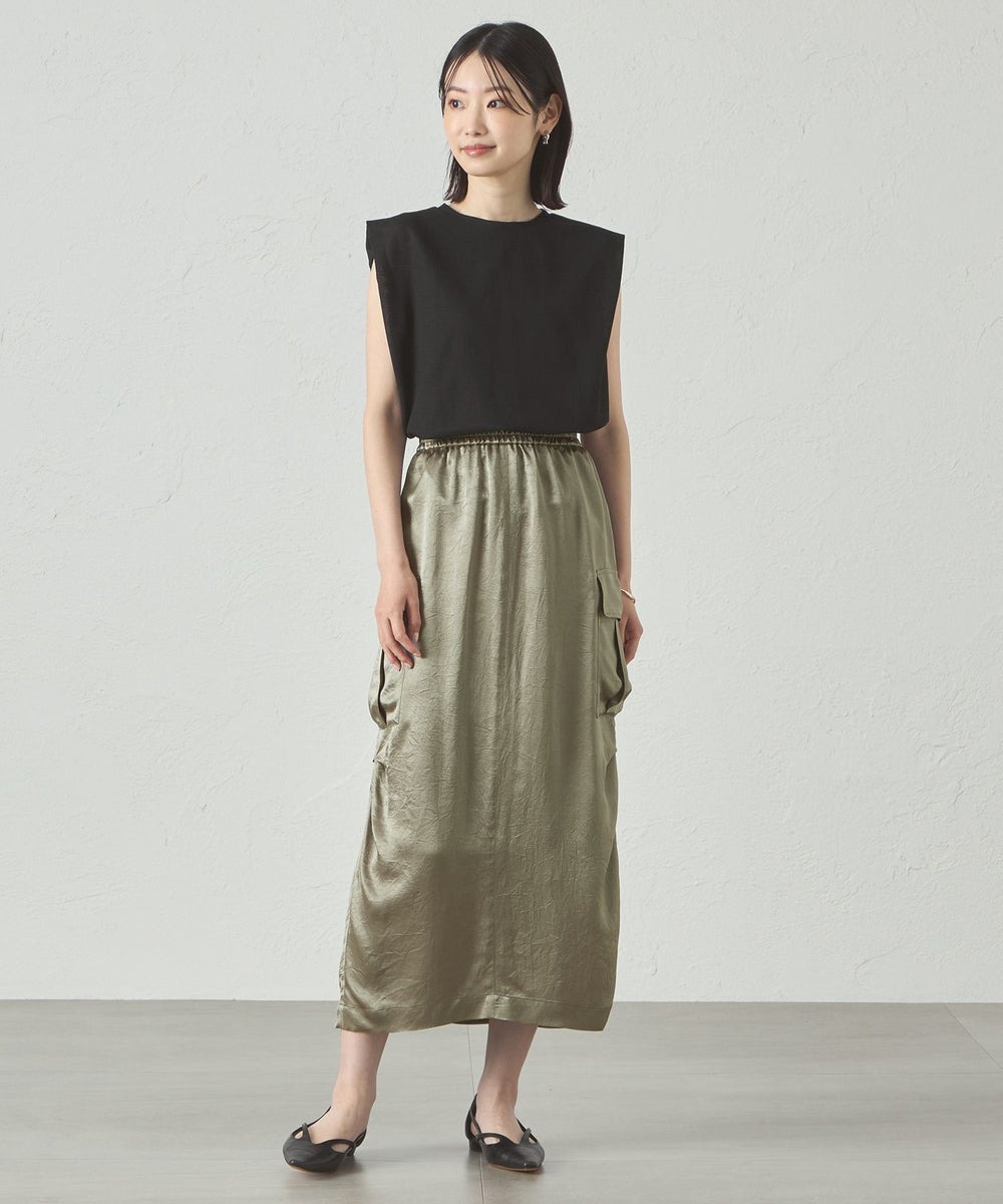 【トップス】カラミ調のカットソー素材を使用したノースリブカットソー。肩にタックを入っていることで、少し肩が隠れるようになっています。【スカート】絹のように優雅な光沢と独特な素材の表情感が特徴です。サラッとした風合いで、快適な着心地になっています。