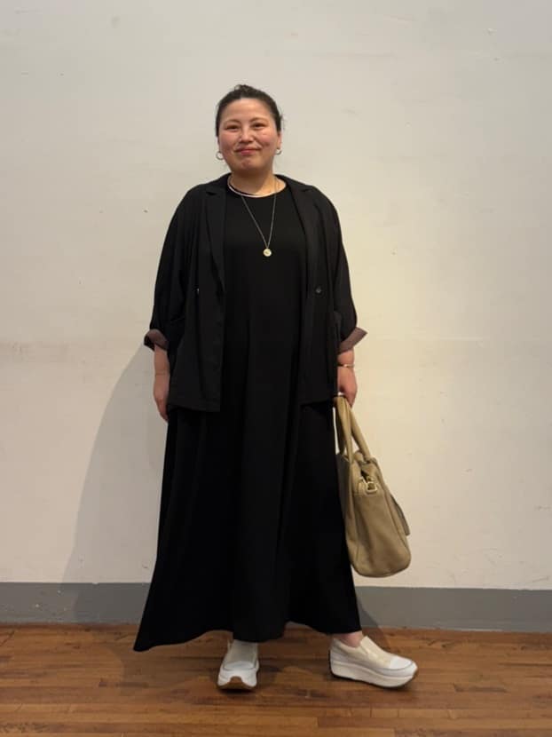 
158cm ストレート ブルベ夏
 
【ワンピース】1サイズ
さらさらで、シワにならないので1枚あると便利

Aラインでオチ感があります。
158センチの身長でくるぶしが見える着丈。

ノースリーブなので、私は1枚では着れないですが、カーディガンや羽織りを着たらバランス良く着れました。

0サイズ
脇がぴったり
首まわりも小さめ
脇に引っ張られ、胸や首まわりにシワがでます。
お腹まわりや腰まわりは、気にせず着れましたよ。
着丈はかなり短めでふらはぎ見える着丈でした。

1サイズ
首まわりや脇まわり問題ない
胸まわりキツく感じない
着丈は、くるぶしぐらい
着丈が長い分縦ラインが出てすっきり着れます。

【ジャケット】リアルバイ
愛用中です。
ドルマンスリーブで、風が通るので
夏でも冷房対策として着ています。

シアなので、重たく見えなくて良かったです。

ドルマンスリーブが、二の腕が気にならず
脇汗も気にならなかったです。

ゆったりしているので、気になる所カバーしてくれます。
ボタン閉めれますよ！
お尻が隠れるので、パンツスタイルでも安心な着丈でした！

【スニーカー】24センチ　6足リアルバイ中

いつも38サイズ（24〜24.5）を履いてます。
24センチと24.5センチを持ってます。
レザーが足首やかかとが、初め固く感じるかもですが、とっても柔らかくなります。

くるぶしが当たってしまう方は、
靴下を履くと靴擦れしないです。
（初めスニーカーソックスで、履いたら少し当たりました。なので初め履く時は足首隠れる靴下を履くようにしたら靴擦れしなかった。）

私は甲高、幅広、
サイズを2サイズ持っている意味は、、

24センチ
タイツや普通の薄めのスニーカーソックス
を履いてます。
ぴったりサイズで、指や足が動かず疲れないです。
かかともぴったりです。
私はぴったりサイズの方が、レザーが馴染んだ時
足首回しがゆるく感じたので、24センチを2足買い足しました。

このスニーカー無いと困るぐらい大好き。

24,5センチ
かかと指1本入ります。
冬にタイツと厚めの靴下を履きたい時に、このサイズを購入しました。

大きいサイズですと、
スポッと履けるのでらくなのですが、
薄い靴下だと、足がかなり動くので疲れます。
なので、冬用にこちらをサイズにしてます