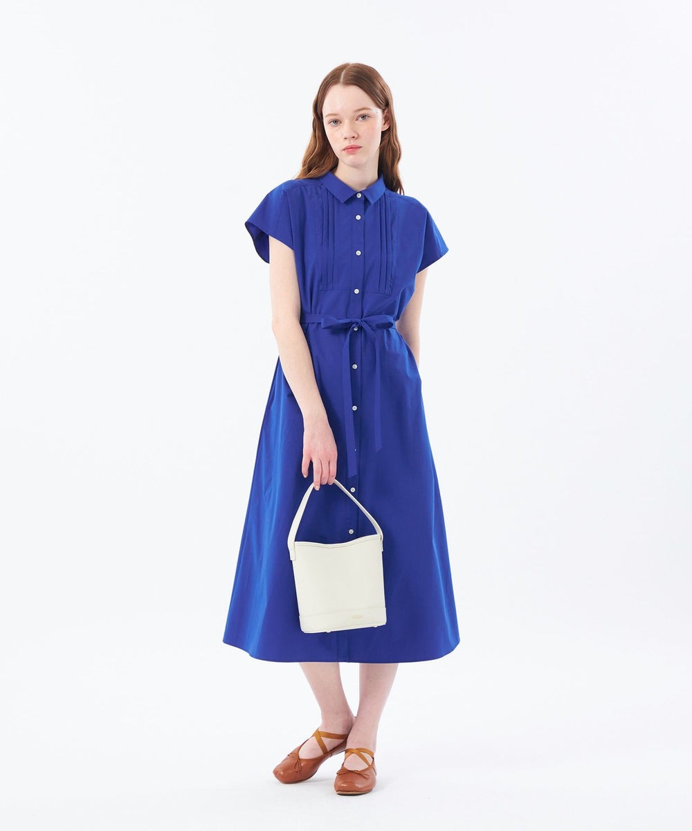 ＜雨の日を彩るはっ水ワンピース＞
フロントのタックのブザムディテールがワンポイントになったフレンチスリーブシャツドレス。きちんと見えでありながら、ストレッチ性が高く、はっ水やUVカット機能などのマルチファンクション素材を使用しています。