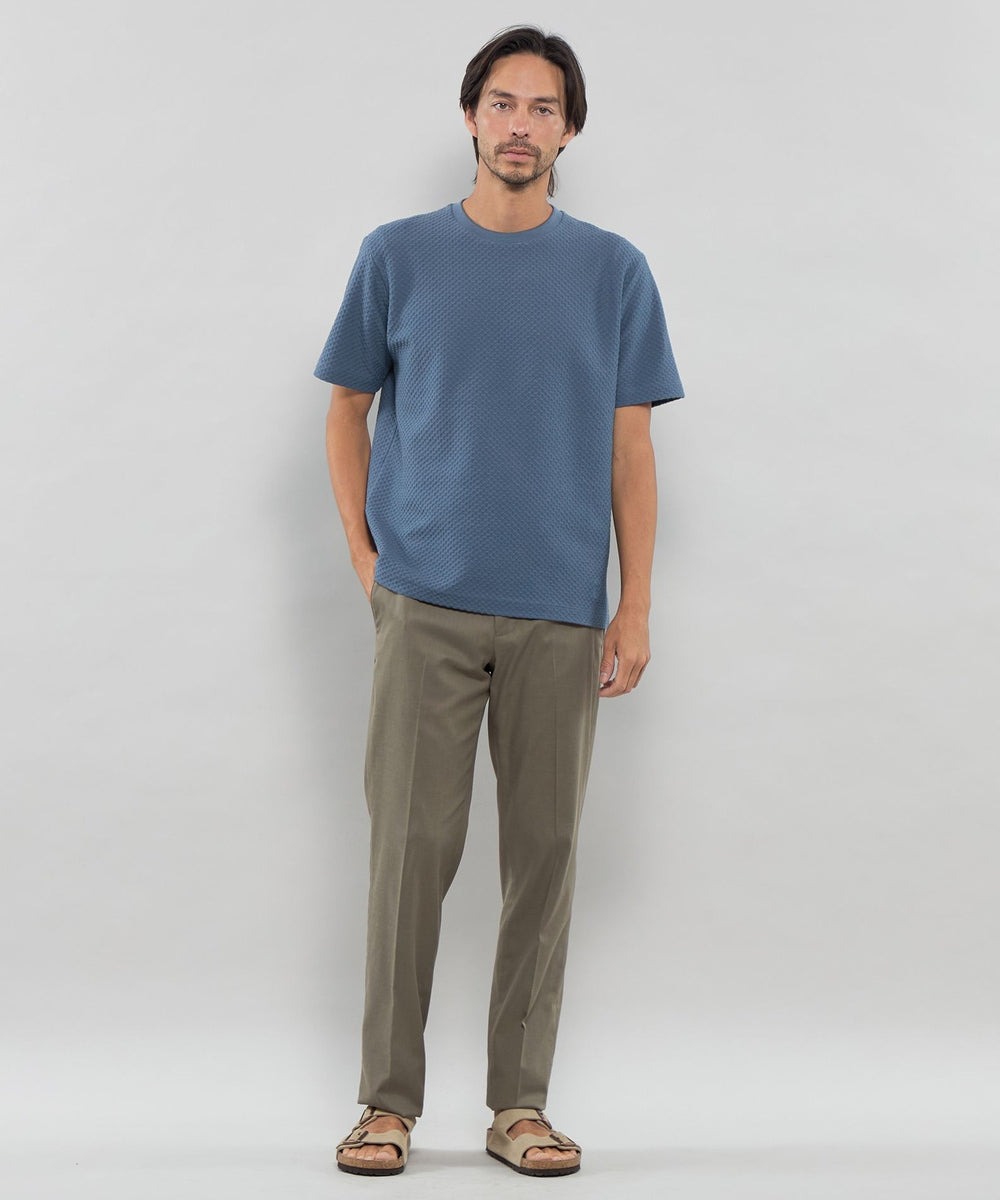 メランジコットンとストレッチ糸をジャカード編機で交編した、軽く薄手なのに凹凸感のある表情豊かな生地です。1枚でも様になる素材ながら、ストレッチ性もあり着心地も非常に良いコンフォート素材です。