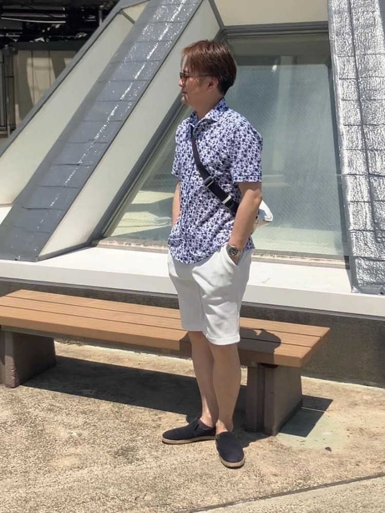 メッシュ素材にオリジナルのプリントをのせたシャツになります。メッシュ素材ならではのストレッチ性の良さと通気性の良さが特徴になります。着心地もサラッとしてますので真夏には最適です。パンツはワッフル生地を使用、もちっとした風合いとしなやかなストレッチ性が特徴です。【モデル身長：173cm】