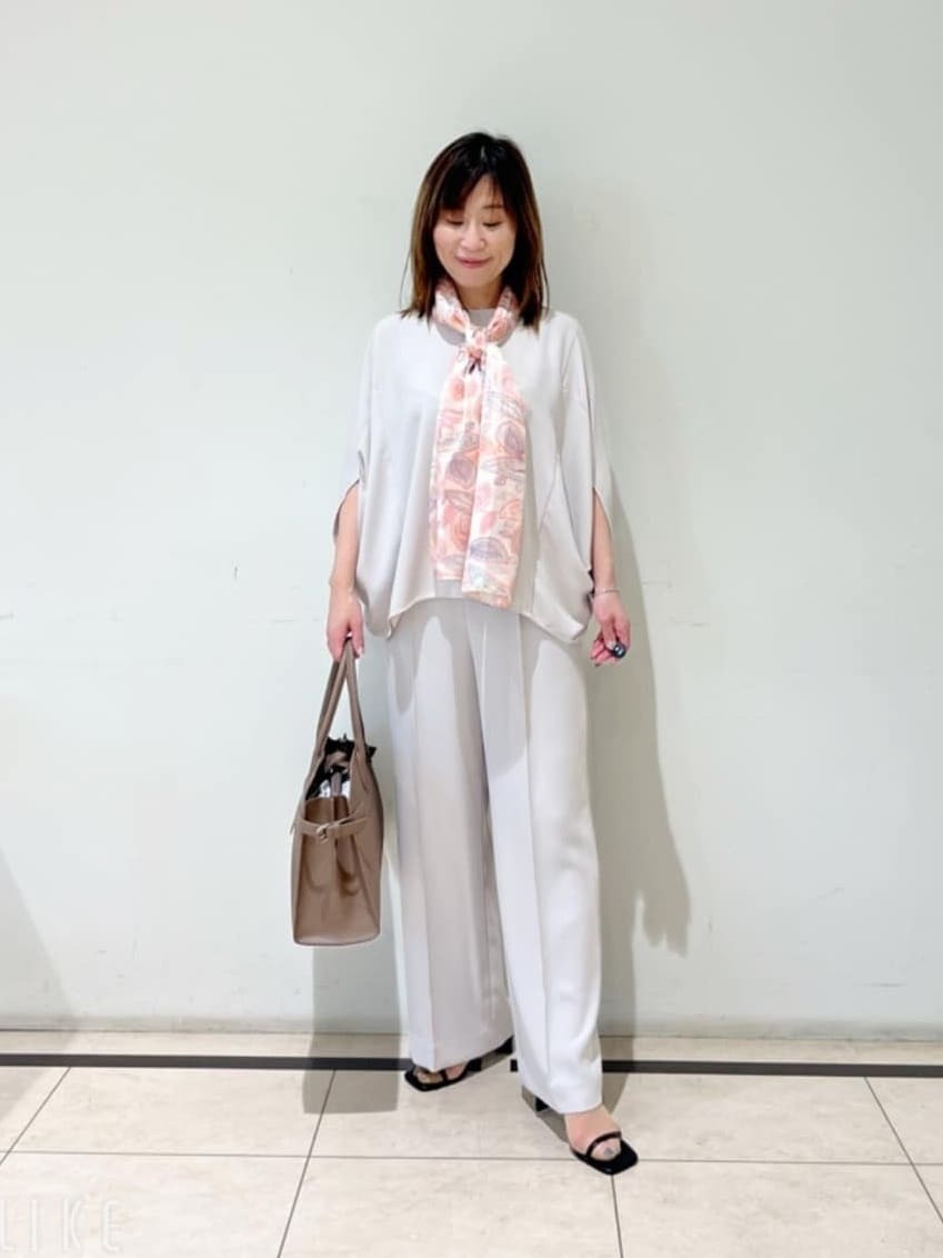 上品なグレーのパンツセットアップコーデです。柔らかな素材感がドルマンスリーブをきれいに見せてくれてエレガントな印象に。ピンクのストールでさりげなく華やかさもプラスしてみました。お呼ばれやきちんとしたシーンにもぴったりのスタイルです。【イエベ春・骨格ウェーブ】【モデル身長：155cm】