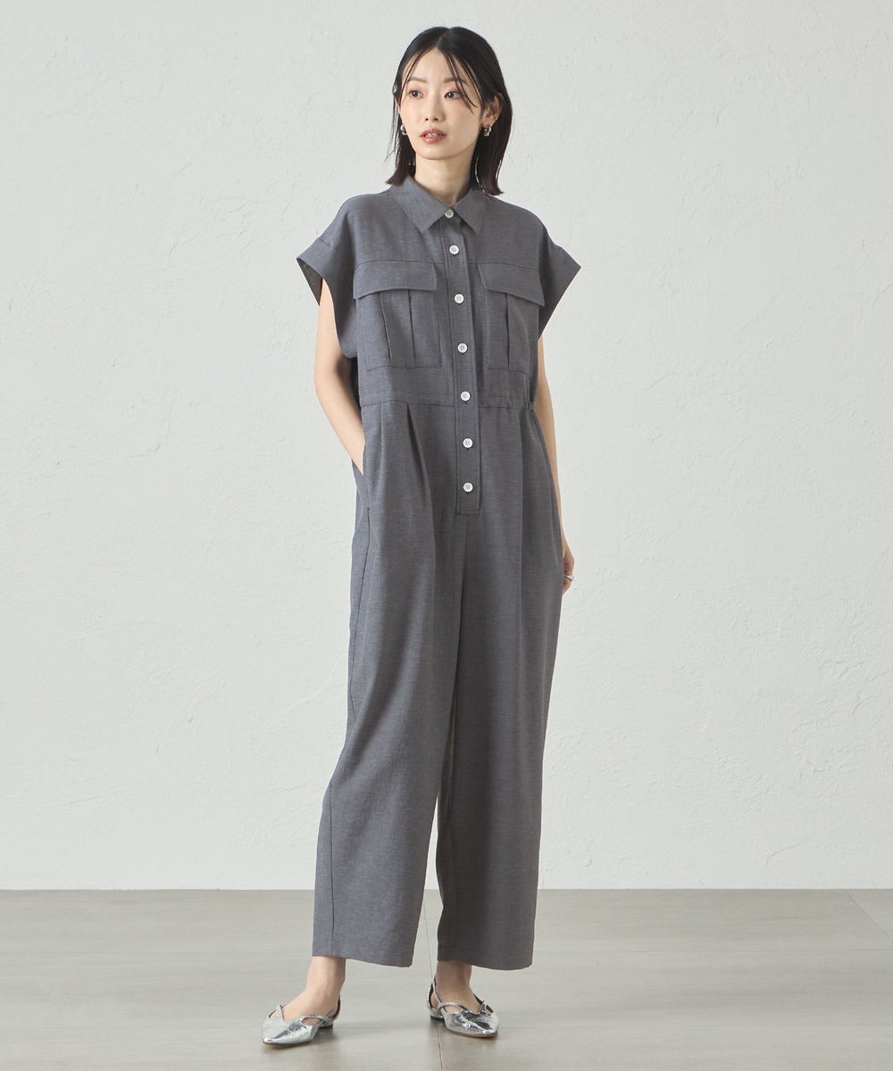 ポケットディテールや配色ボタンが目を引く、ジャンプスーツ。
衿付きのデザインできちんと見えるので、オンにもオフにも使えます。
ウエスト部分は内側に紐が内蔵されていて、ウエストを絞って着用することも可能です。