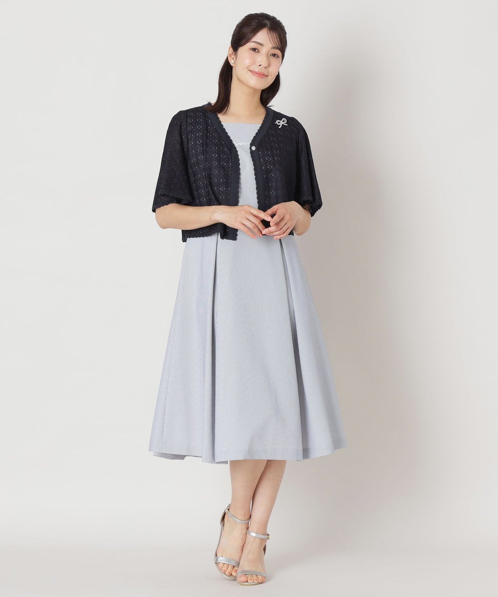 細やかで上品な凹凸感とストレッチ性が特長の国産サッカー素材です。
適度なハリ感と軽さが、上品なシルエットを演出します。肌との接地面が少なく、さらりとした肌触りの素材です。大人の装いに相応しいシックなピンストライプ柄も特長の素材です。