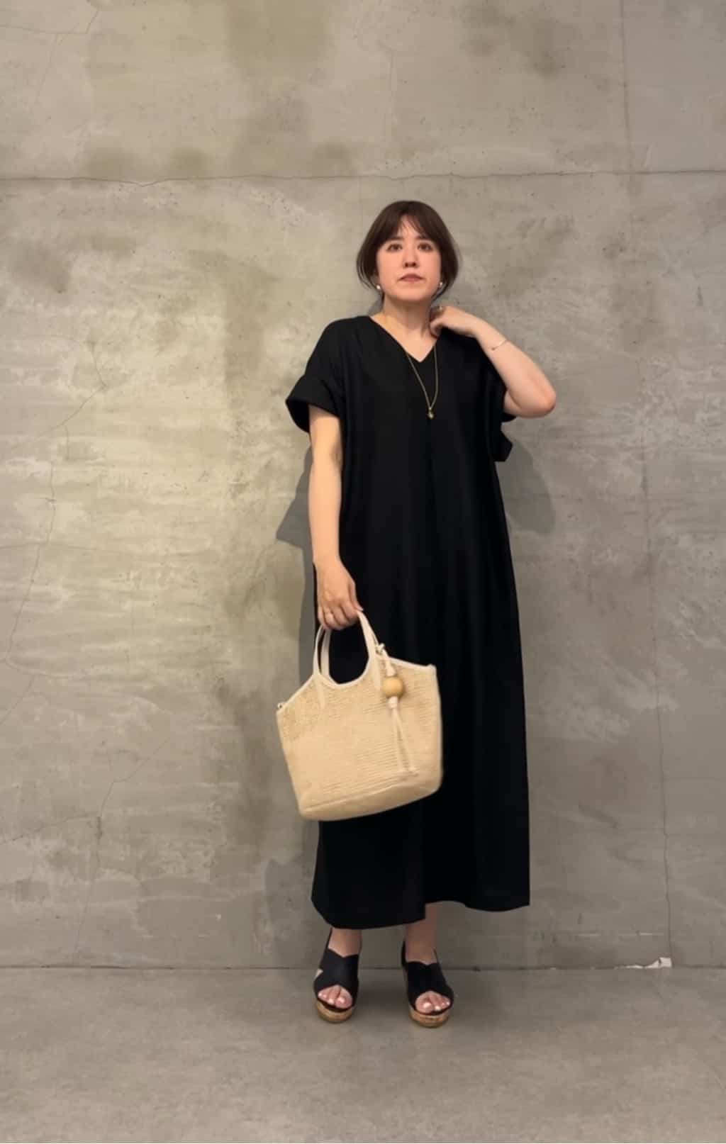 160cm ストレート イエベ春
「大人の余裕、夏の黒。」

洗練シルエットのカフタンワンピに、
バッグブランド:ラシットとの
コラボバッグをプラス。

リラックス感はそのままに、
黒の引き締め力でぐっとこなれた印象に。

ベージュのカゴバッグが軽やかさを添えて、
都会的な夏スタイルが完成します。
ナチュラルなのに品よく決まる、
アラフィフの味方コーデ。

チャームの檜の香り、密かに癒されてます…！