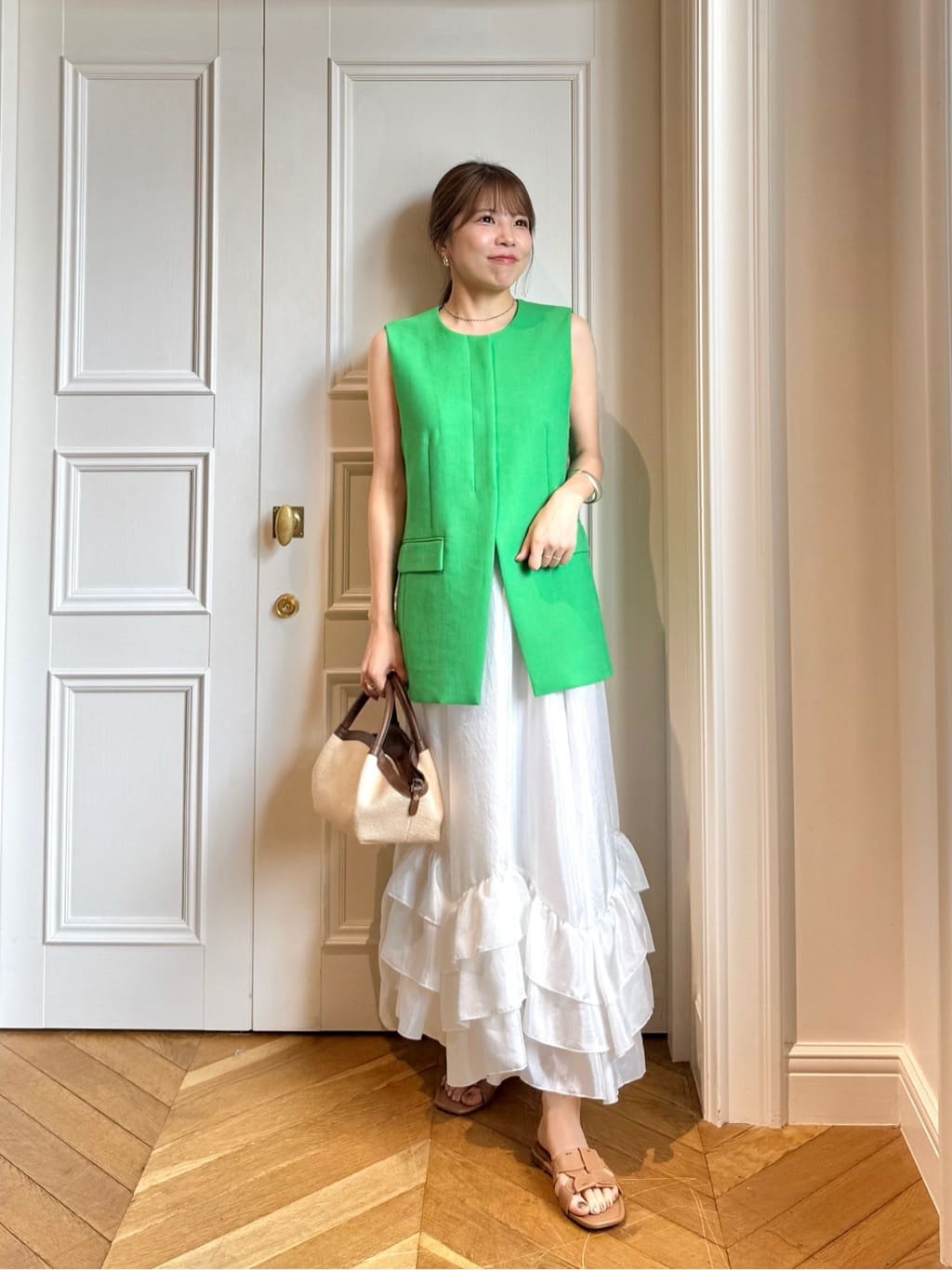 【リネン混ジレ】

開けて着ても閉めて着てもスッキリ見えるジレです。
カジュアルすぎないキレイ目のハリ感ある麻混素材を使用。

同素材を使用しているパンツとのセットアップ合わせもおすすめですが、写真のような甘めのスカートとコーディネートで甘辛にしても良し◎デニムやスニーカーでカジュアルダウンしていただくのもおすすめ◎

〇着用感
透け感：なし
伸縮性：なし
光沢感：なし
ポケット:あり

【イレギュラーヘムフリルティアードスカート】

ポリエステル素材を使用したスカートなので、シワになりづらくお洗濯可能◎
繊細な光沢、大人の女性にも程よいフェミニン感と動きのあるカッティングに裾のフリルがデザインポイントです。
甘さが苦手な方は辛めのアイテム合わせがおすすめ！
さらっと薄手の柔らかい素材で履いていないかのようなとても軽い着心地です。

〇着用感
透け感：ややあり
伸縮性：なし
光沢感：あり
厚さ：薄手
※手洗い可能

※照明の関係により、実際よりも色味が違って見える場合がございます。
またパソコン・スマートフォンなどの環境により、製品と画像のカラーが異なる場合もございます。
予めご了承ください。