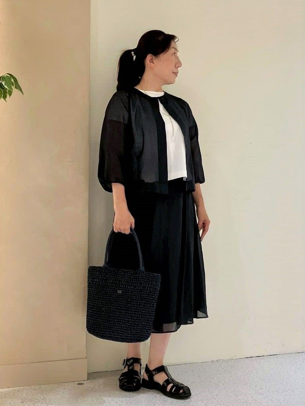 透け感のあるポリエステルオーガンジーのセットアップ。きちんと見えするデザインですが、ワイドパンツを合わせてカジュアルスタイルもおすすめです。スカートは腰まわりがスッキリするフレアデザインです。ウエストゴムなので楽にお召しいただけます。涼しく夏にピッタリセットアップです♡【モデル身長：163cm】