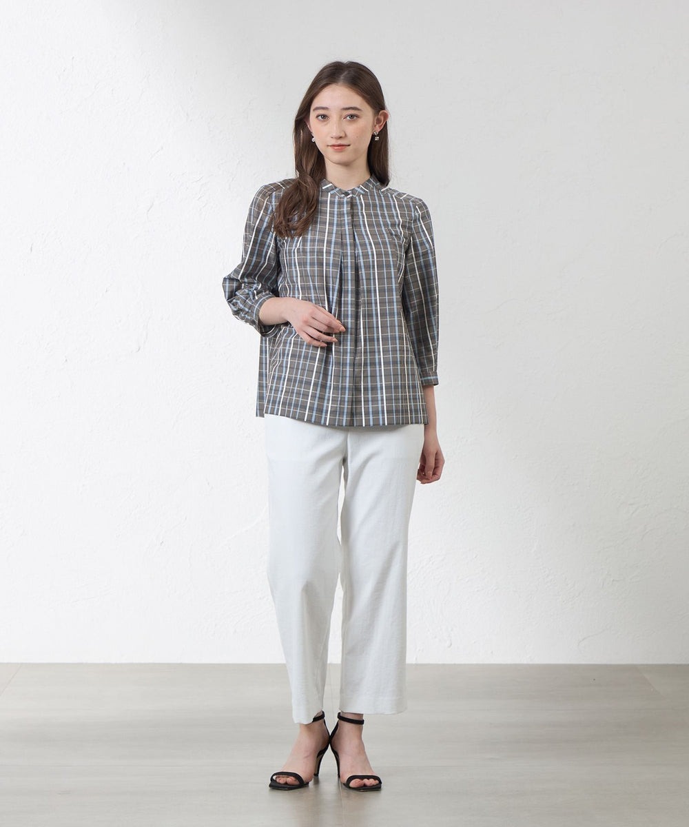 トップスはキュプラの柔らかくしなやかな風合いとリネンの清涼感を持ち、ポリエステルの強度でしわを軽減させたハイグレードな混紡素材です。接触冷感、紫外線対策の機能を持つ夏に嬉しい機能素材です。