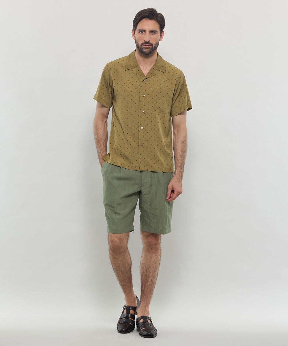 リラックスムード満点の半袖オープンカラーシャツです。程よい膨らみと落ち感のある上質な素材感でカジュアルになり過ぎず、程よくきれい目なスタイルにも合わせられます。サイズと密度を研究し、大人がサラッと着られる小紋柄のバランス感に拘りました。