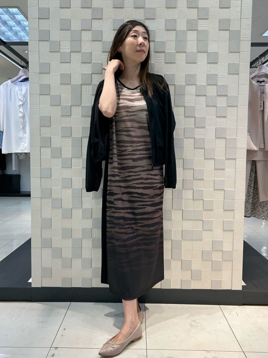 ゼブラ柄をグラデーションで表現した楽チンなワンピースです。Ｖネック襟でスッキリとした印象。 脇に入った無地のラインも縦長効果を出してくれます。シアー感のある軽く羽織れるジャケットはショート丈で様々なアイテムに相性の良い1着です。シワにならず夏の冷房対策にオススメです。【モデル身長：160cm】