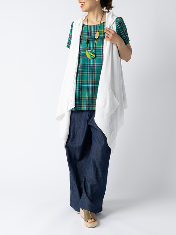 ←こちらのコーディネートにさらにジレをプラスしました。サッとはおるだけでサマになり、秋の声を聞く時期までの長い期間、楽しめるようになります。
モデル身長：162cm