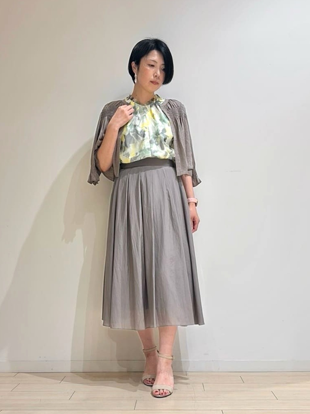 モカ色でセットアップ風の上品なコーディネートにしてみました。インナーには花柄ブラウスでお顔まわりを華やかに。【モデル身長：167cm】