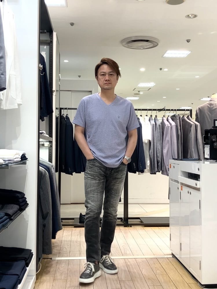 カットソーはジャガード編みでワッシャーを表現した生地を使用しているので抜群の伸縮性と生地の凹凸による通気性の良さ、肌離れの良さが特徴になります。デニムは生地に和紙を入れており、夏場に最適なシャリ感のあるドライな風合いに仕上げてあります。【モデル身長：173cm】