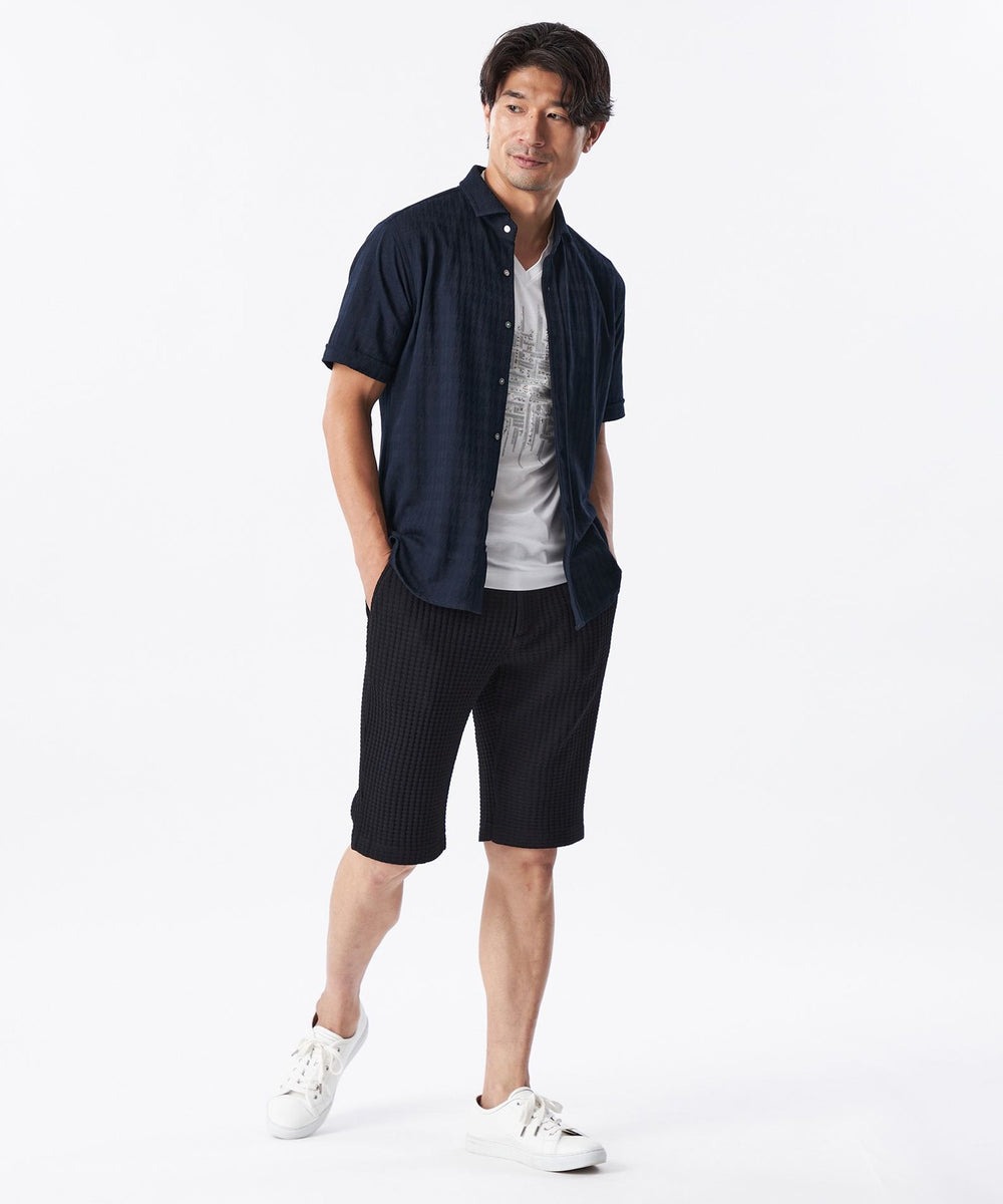 【シャツ】糸を強撚することで、夏場でもサラッとした肌ざわりが特徴のシャドー千鳥柄の半袖カジュアルシャツ。【パンツ】ストレッチ性の有る糸を使用し、凹凸感を際立たせた特徴的な表情の編地を採用。生地の表情を活かす柄アイテムやシンプルなアイテムとのコーディネートがおすすめ。