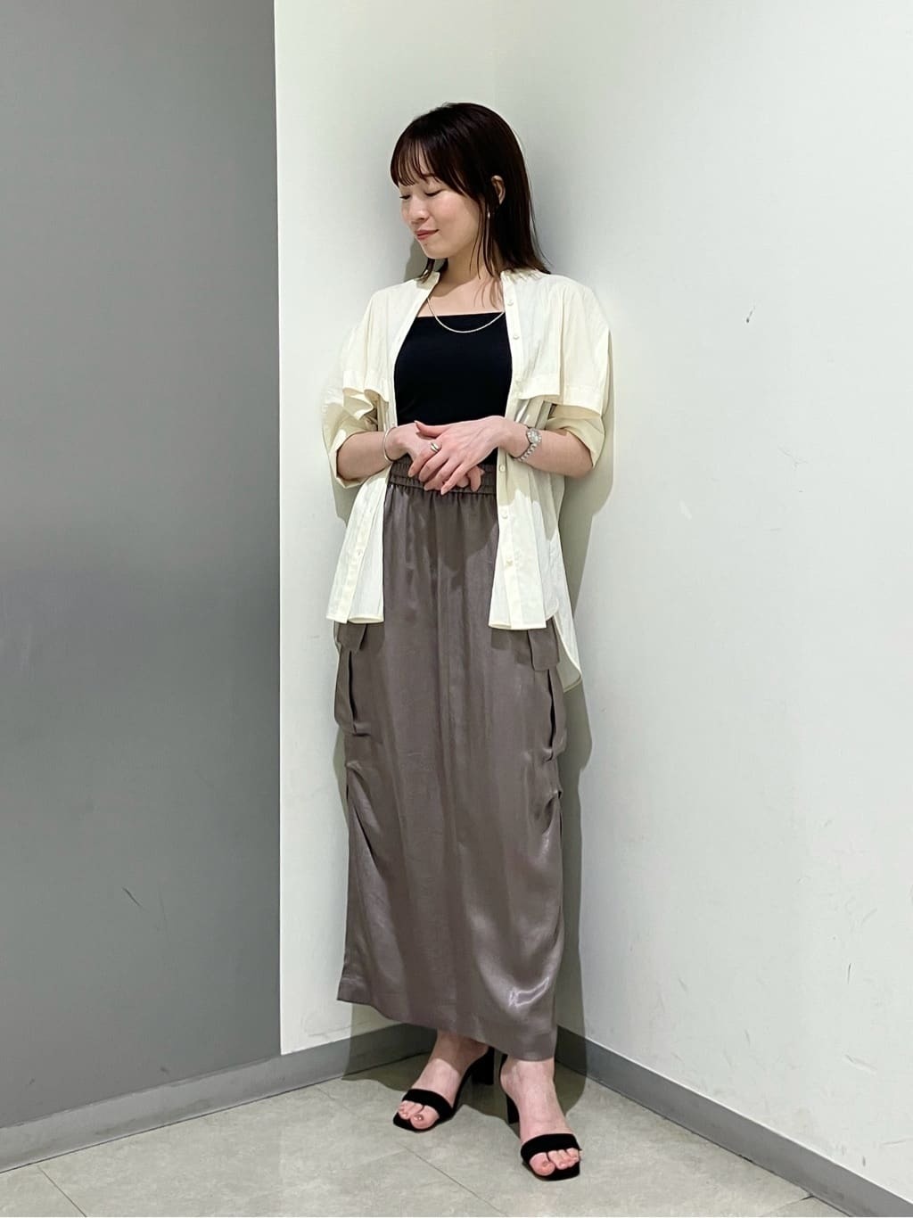 【ブラウス】柔らかく涼しい綿混素材を使用したブラウス。少し透け感がありますが、胸元が二重なので気になりにくいです！【スカート】控えめな光沢が上品なスカート。少しゆったりめのサイジングなので、脚のラインを拾いにくいです！秋口にニット×ショートブーツと合わせても◎ウエスト総ゴムです♪【モデル身長：155cm】