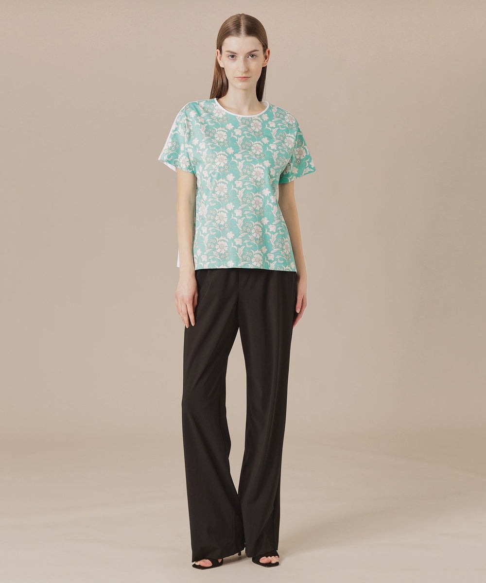 ブランドオリジナルのバイブリーフラワー柄を華やかな色合いで表現したトップスです。鮮やかな配色ながら後ろ身頃は無地で着やすくまとめています。【接触冷感】【ウォッシャブル】