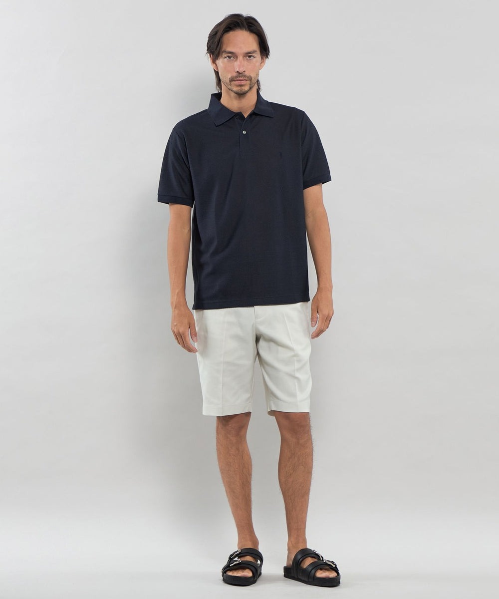 和紙の裁断と撚糸を一貫で行う特殊紡績システムで作られた和紙糸を使用しています。芯糸のポリエステルを和紙が覆い隠す糸構造になっており、和紙の良さを最大限に感じられる素材です。軽量でサラッとドライなタッチで抗菌防臭の機能があります。通気性の高いメッシュ編みで暑い夏にも快適に着用いただける素材です。紫外線遮蔽率85％以上のUV機能も備えています。