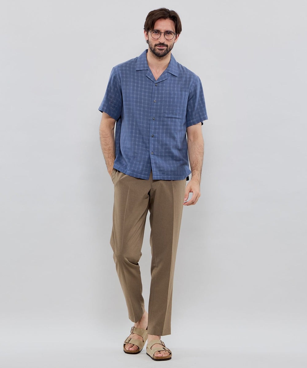 表面は無地、裏面はチェック柄のガーゼ素材です。裏のチェックが表に透けて奥行きのある表面感です。生地を２枚重ねている為、適度な膨らみ感がありながら軽い着心地が両立した夏にぴったりの素材です。