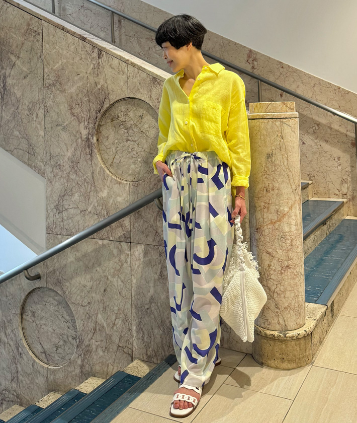 さらりととした肌触りが心地よいリネンシャツ。ベーシックなデザインのシャツは鮮やかなイエローで他と差をつけて。トップスとしてはもちろん、ボタンを開けて羽織りとしても活躍します。ジオメトリープリントパンツは優しい配色が鮮やかな色ともきれいに馴染んでくれます。

シャツ：着用サイズ/2(M)
パンツ：着用サイズ/2(M)
身長:158cm
