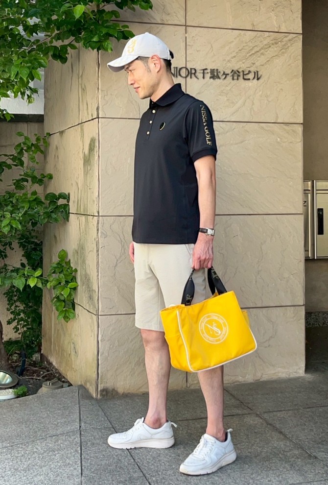 サマーブラックで魅せる洗練ゴルフスタイル