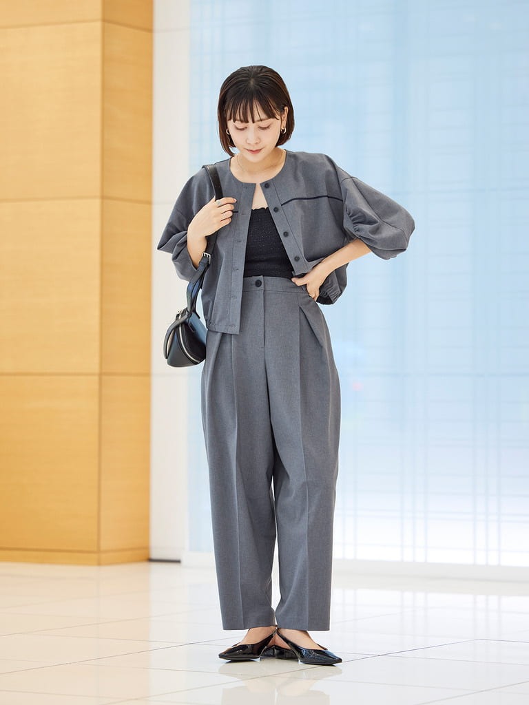 ウール見えする上質な素材と細かなディテールまでこだわったブラウスとパンツのセットアップスタイル。ブラウスは羽織りとしても着られて着回し抜群アイテム。 スッキリしたコンパクトなシルエットがスカートなどとも相性抜群。パンツは、CAST:らしい程よいモードを楽しめるフォルムパンツ。 【モデル身長：158cm】
