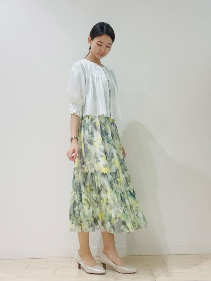 1枚で決まるフラワープリントのワンピースです。カーディガンやボレロなど羽織りによってオフオンどちらも楽しんでいただけます。軽やかな素材なので涼しくおすすめです。【モデル身長：162cm】