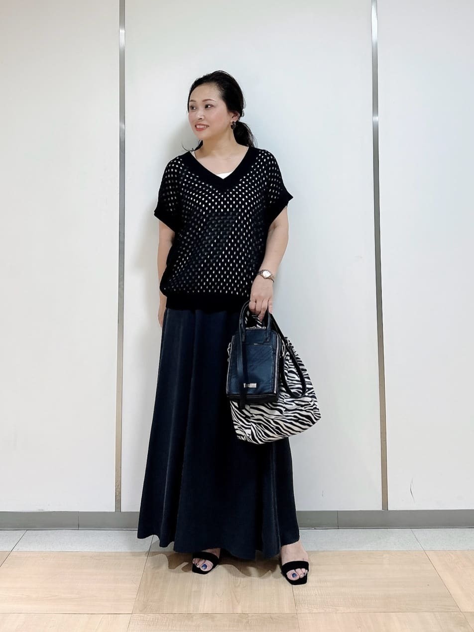 インナー合わせで雰囲気を変えられるメッシュレイヤードニット。 ロングスカートでキレイめコーデ。【モデル身長：156cm】