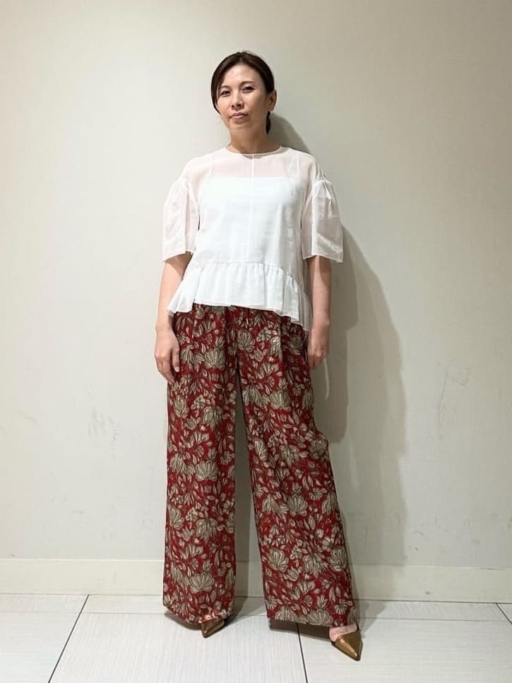 コットンブラウスとプリントパンツの夏のリゾートスタイルです。ブラウスはコットン100%のシャリ感のある立体的なシルエットです。とても涼しくお召しいただけます。パンツはサラサプリントが印象的でモダンにカッコ良く履きこなせます。【モデル身長：154cm】