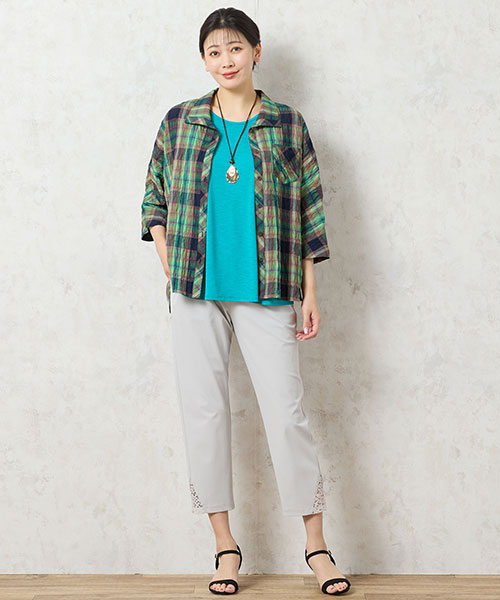 【大きいサイズ】マドラスチェック柄のシャツに同系色のカラーインナーを合わせたコーディネート。きれいな色使いが気分を盛り上げてくれます。