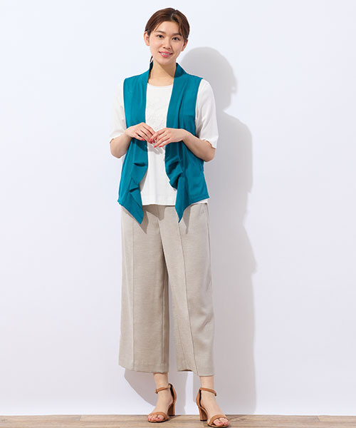 爽やかなグリーンのベストをアクセントにしたTシャツコーディネート