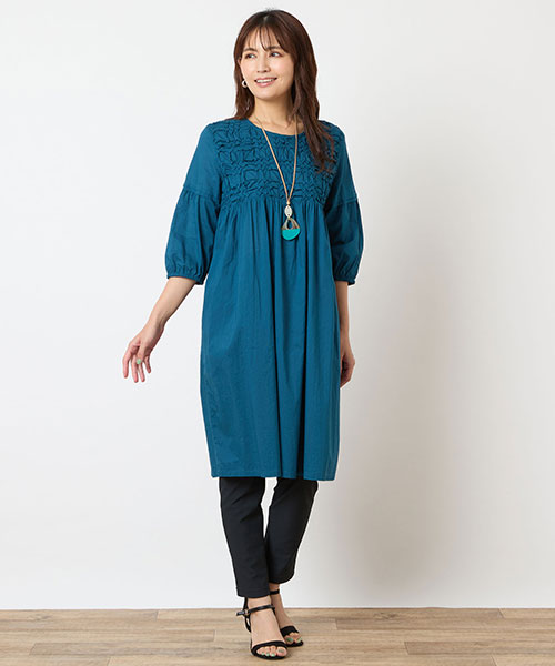 インド綿の涼やかなチュニックは暑い日のお出かけにピッタリのアイテム。レギンスパンツとならスッキリとコーディネートできます。