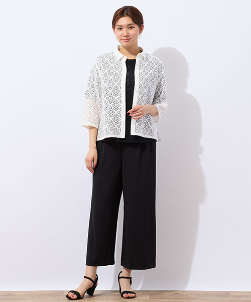 涼し気なレースシャツで楽しむ夏のモノトーンスタイル
