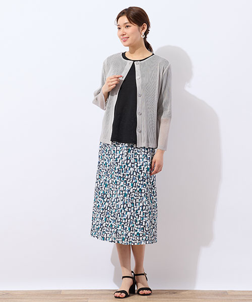 冷房対策や日除けに活躍するプリーツカーディガンは夏の必需品。柄スカートとの大人フェミニンな着こなしがオススメです。