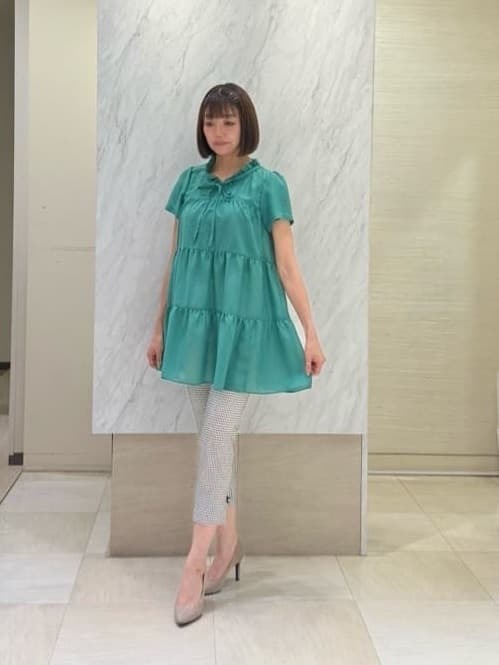 風通しが良く、サラッと涼しいチュニックです。 白黒の細かいウインドウペンのパンツはシンプルなコーディネートで涼しく過ごしたい夏のコーディネートのよいアクセントになってくれます。 後ろゴムで履き心地も涼しい素材です。 どちらのアイテムもご自宅で手洗いが可能です。【モデル身長：163cm】