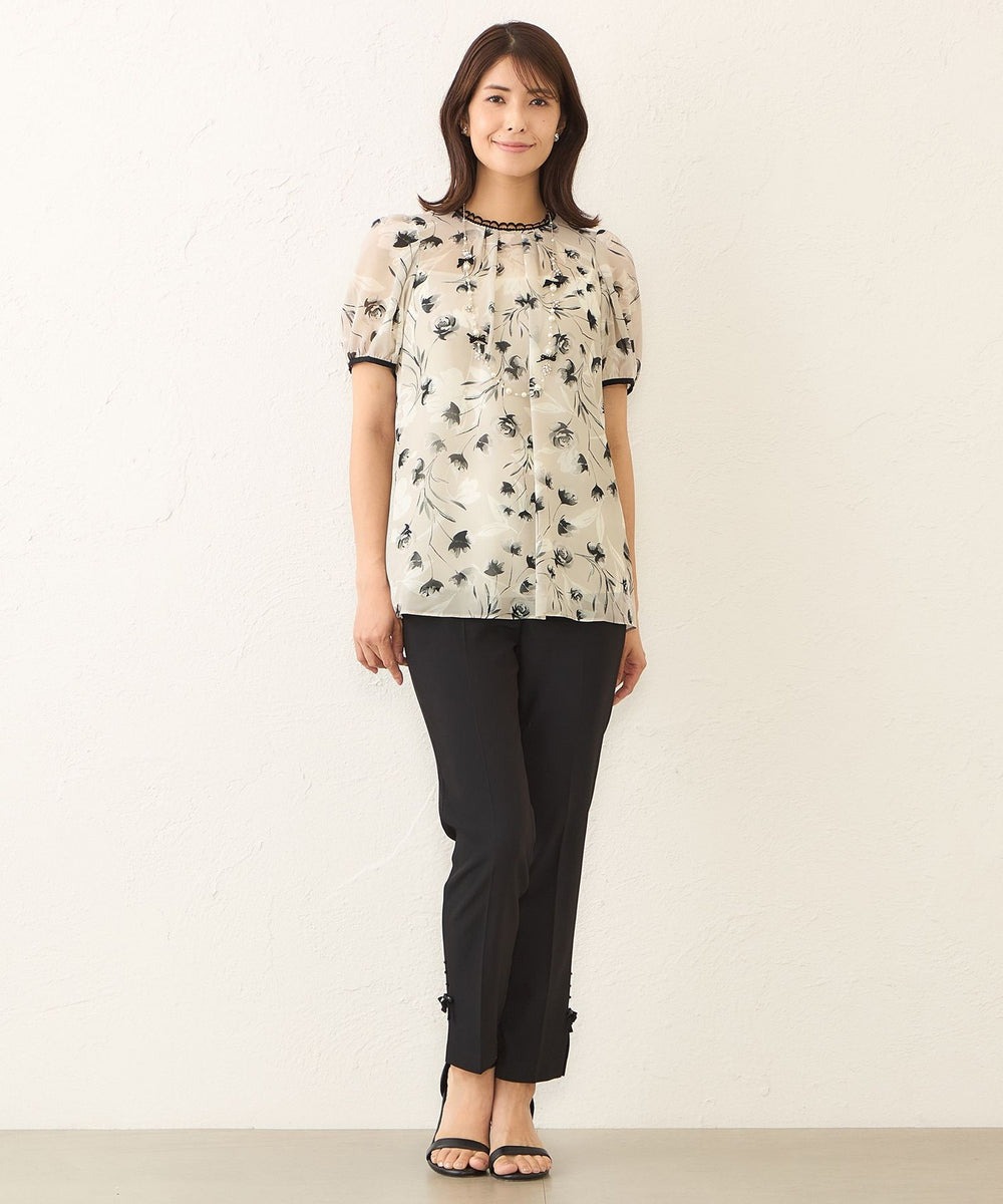 100デニールのポリエステル糸を使用したシフォンジョーゼット生地にプリントを施した素材です。柔らかすぎず、ほどよいハリとコシがあり、上品で美しい表面感が特徴です。