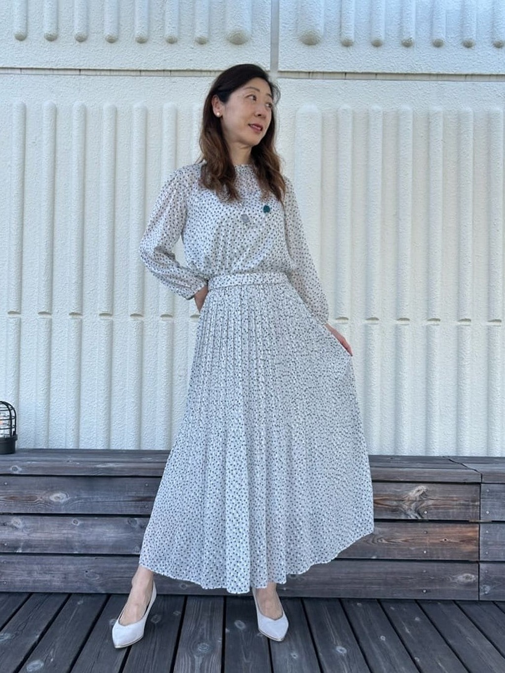 イタリアRatti社のプリント素材を使った 品のあるブラウススーツ。 　ブラウスは襟ぐりにゴムを入れ柔らかな印象。 袖に透け感があり、涼しげな印象です。 　スカートは細かいプリーツを裾にかけて消えていく加工で、柄の変化ぎあるデザインになっています。【モデル身長：160cm】