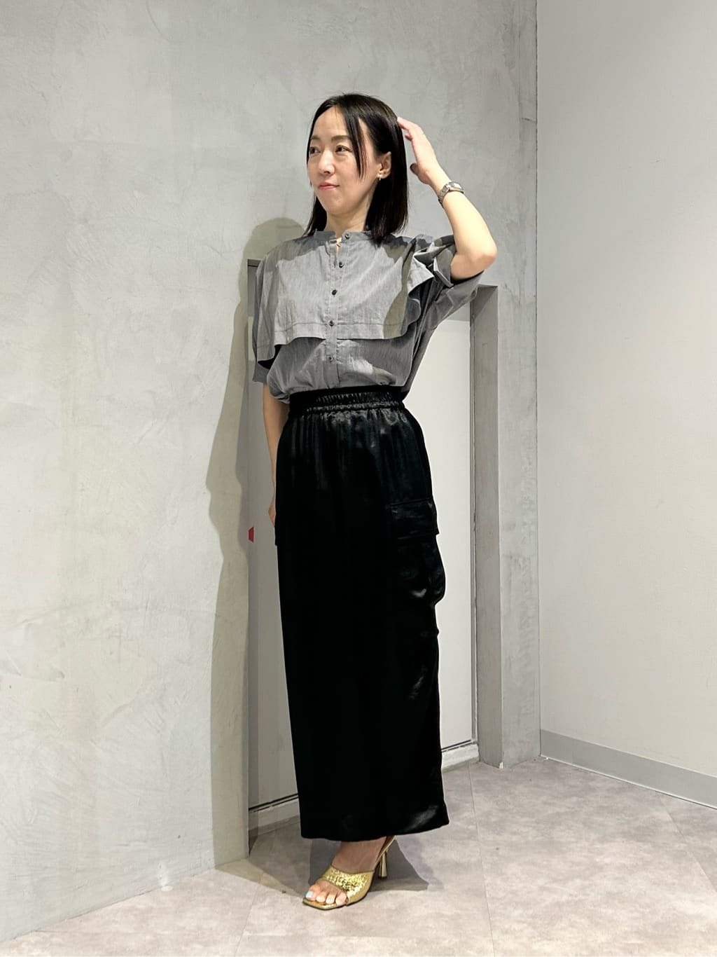 グレー×ブラックのコーディネートです。ブラウスは肘が隠れる五分袖。カットソーの上に羽織るのもオススメ◎ サテン素材のスカートは着心地が抜群です！ カーゴディテールで程よくカジュアルな雰囲気になりますよ♪夏から秋まで着回せるブラウスとスカート、イチオシです！【モデル身長：155cm】