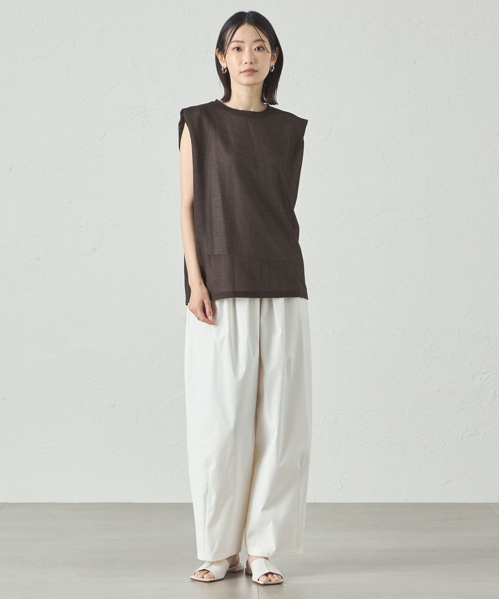 【トップス】カラミ調のカットソー素材を使用したノースリブカットソー。肩にタックを入っていることで、少し肩が隠れるようになっています。【パンツ】綿のようなナチュラルな見え感と風合いを表現した素材です。やや薄手で、程よい反発感としなやかなストレッチ性が特徴。