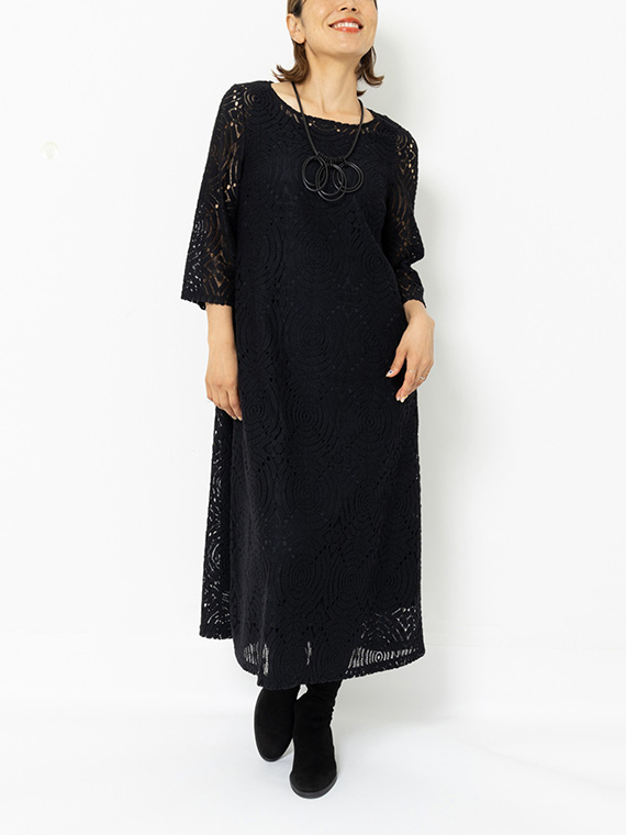 総レースの『クロ』ワンピースでもコットンの風合いが感じられるものならば、そこまでかしこまらずに着こなせます。タンクトップ型のペチコートワンピースがついており、衿ぐりなどがぴったりで気持ちよく着ることができます。
モデル身長：162cm